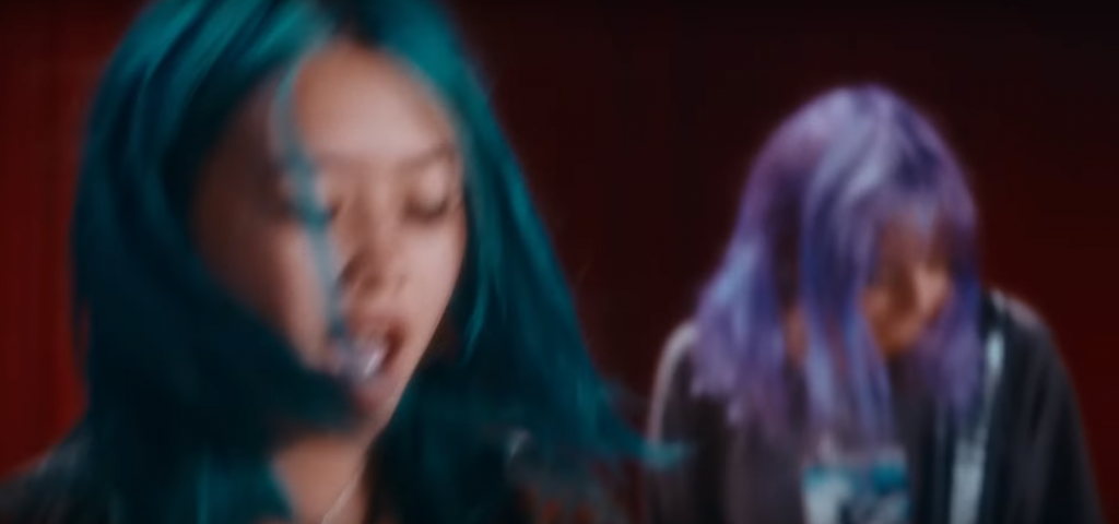 Beabadoobee – She Plays Bass